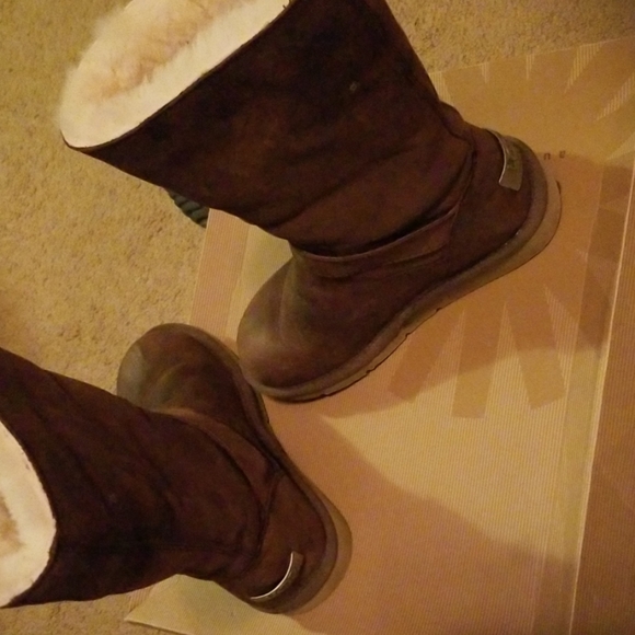 UGGS boots - Picture 2 of 2